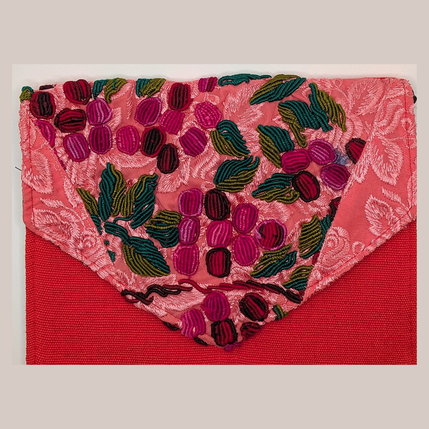 Clutch — von Hand gewebt und bestickt in Chiapas, Mexiko