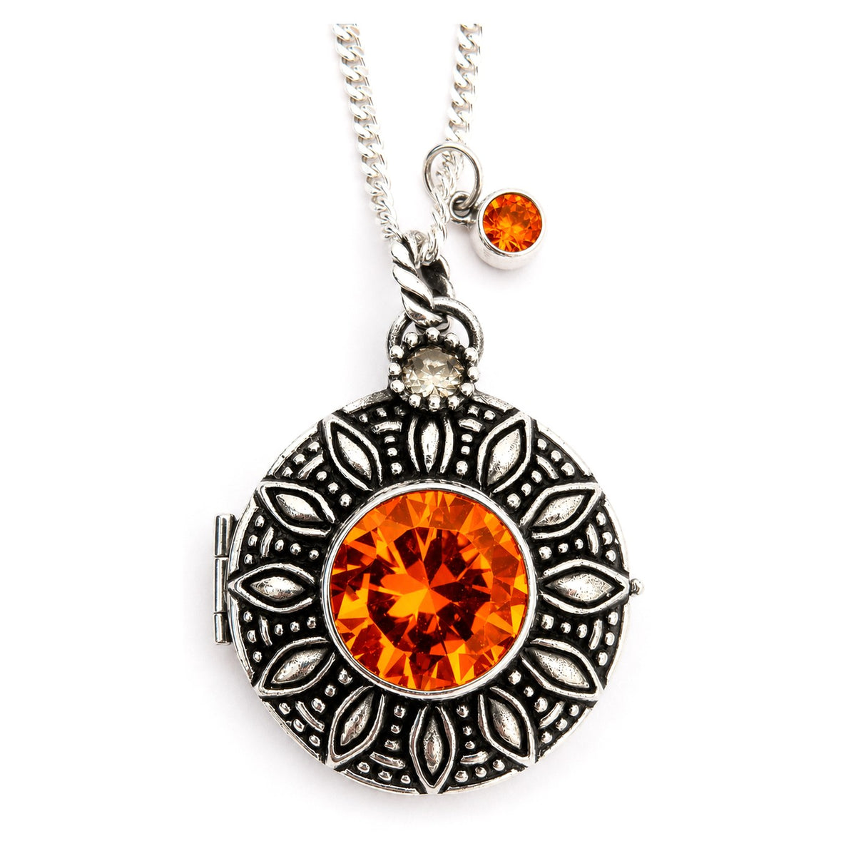 TANA Fuerza — Relicario aus 925 Sterling Silber mit orangeem Stein, an der Kette getragen
