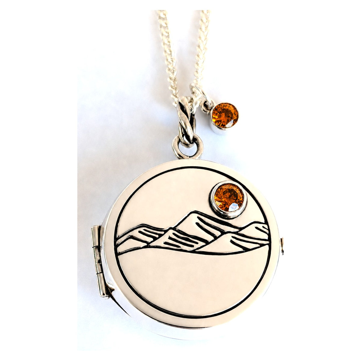 KRISTA I — Relicario aus 925 Sterling Silber mit orangeem Stein, an der Kette getragen