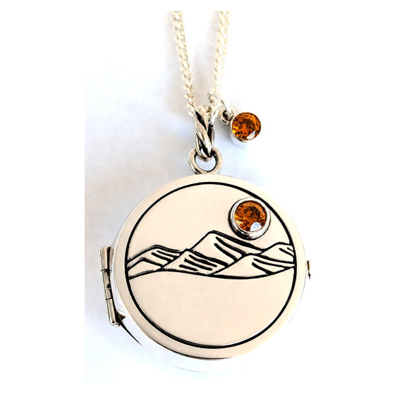 KRISTA I — Relicario aus 925 Sterling Silber mit orangeem Stein, an der Kette getragen