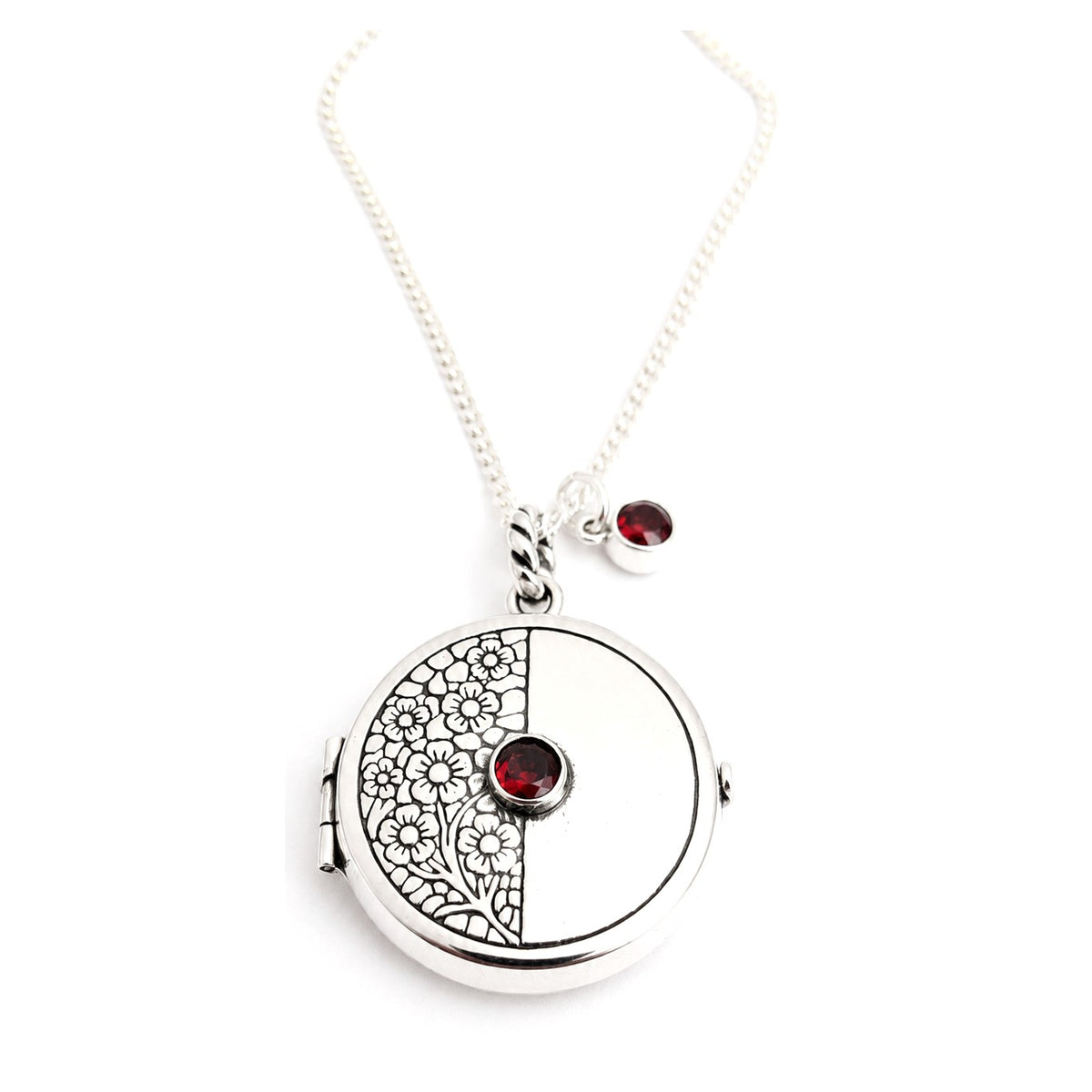 KRISTANIDA I — Relicario aus 925 Sterling Silber, an der Kette getragen