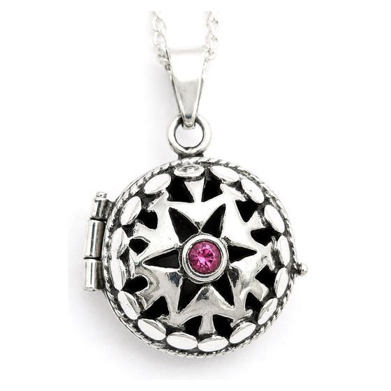 MINI TANA I — Relicario aus 925 Sterling Silber mit rosaem Stein, an der Kette getragen