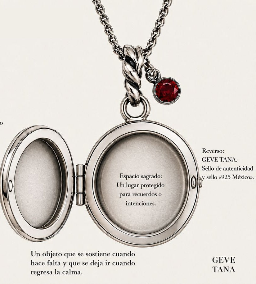 Relicario abierto — el espacio sagrado para recuerdos o intenciones, reverso con el sello de autenticidad GEVE TANA.