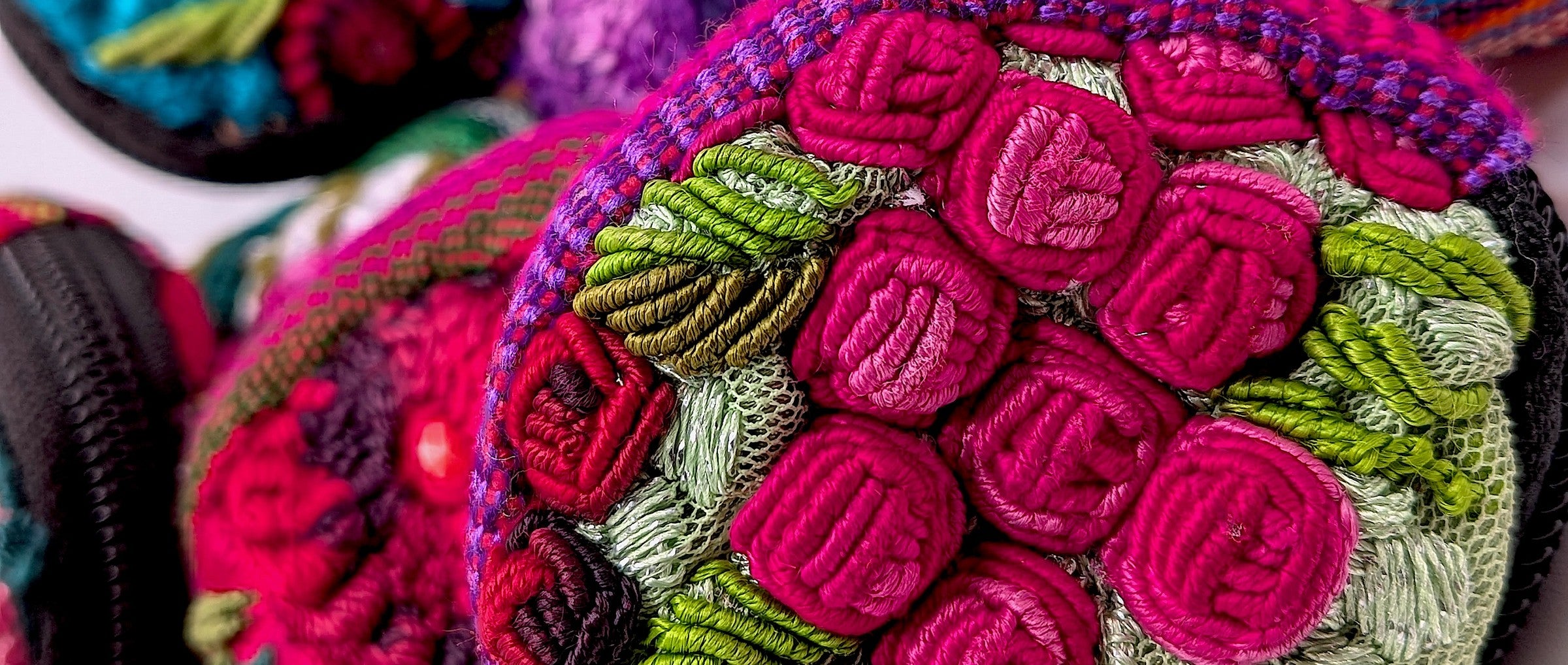 Taschen, Beutel und Kissen aus Chiapas nebeneinander